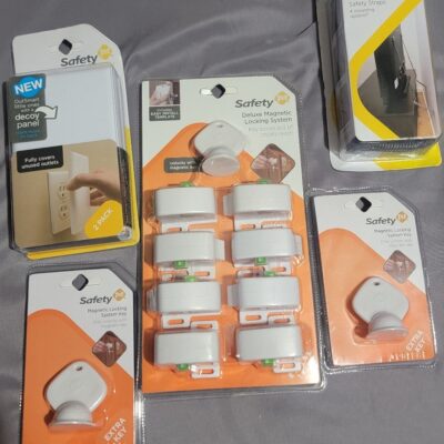 Safety 1st Deluxe magnetic baby system locking lot