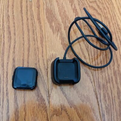 Fitbit Versa Smartwatch NOT WORKING FOR PARTS ONLY