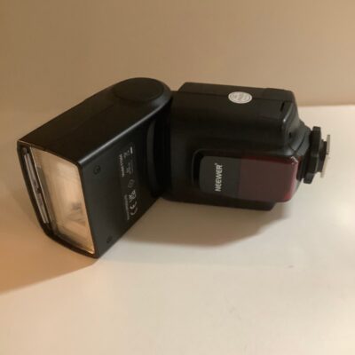 FLASH-NEEWER TT560 ELECTRONIC FLASH SPEEDLITE-TESTED AND WORKING