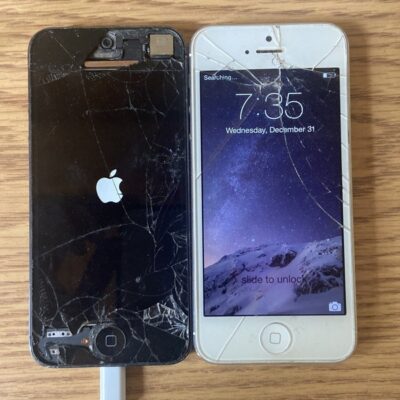 Pair of Smashed Apple iPhone 5s – for parts only