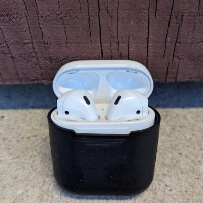 Apple AirPods 1st Generation w/ Charging Case A1602 *Left Airpod Issue*