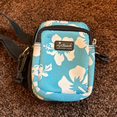 California Beach Company Floral Neoprene Camera Bag Crossbody – So cute!